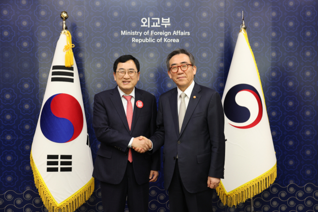 주낙영(왼쪽) 경주시장이 27일 조태열 외교부 장관을 만나 2025 APEC 정상회의 경주 유치를 건의한 뒤 기념촬영을 하고 있다. 경주시 제공