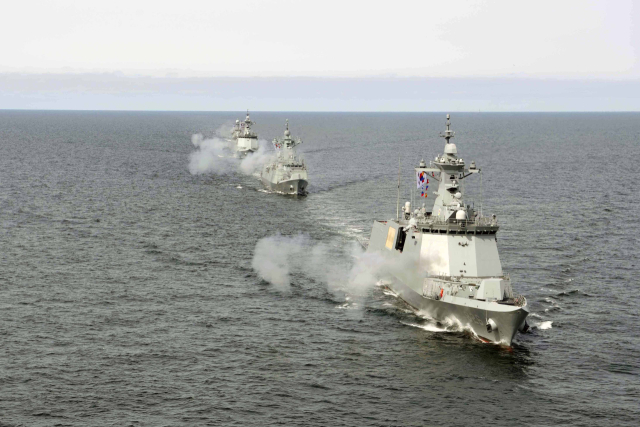 27일 서해상에서 2함대 함정들이 대함 실사격 훈련을 하고 있다. 아래쪽부터 천안함(FFG-Ⅱ), 충북함(FFG-Ⅰ), 대전함(FFG-Ⅱ), 공주함(PCC). 연합뉴스