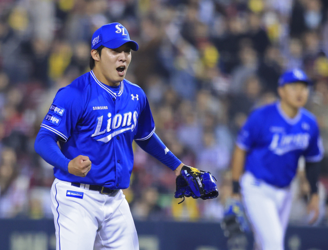 삼성 라이온즈의 선발투수 원태인이 27일 서울 잠실구장에서 열린 2024시즌 KBO 경기 5회말 LG 트윈스의 딘 오스틴을 삼진 처리, 이닝을 마무리하며 포효하고 있다. 삼성 제공