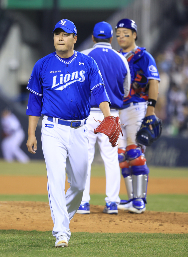 삼성 라이온즈의 불펜 김태훈이 27일 서울 잠실구장에서 열린 2024시즌 KBO LG 트윈스와의 경기 5회말 두 번째 투수로 등판했다 이닝을 마치지 못한 채 마운드를 내려가고 있다. 삼성 제공