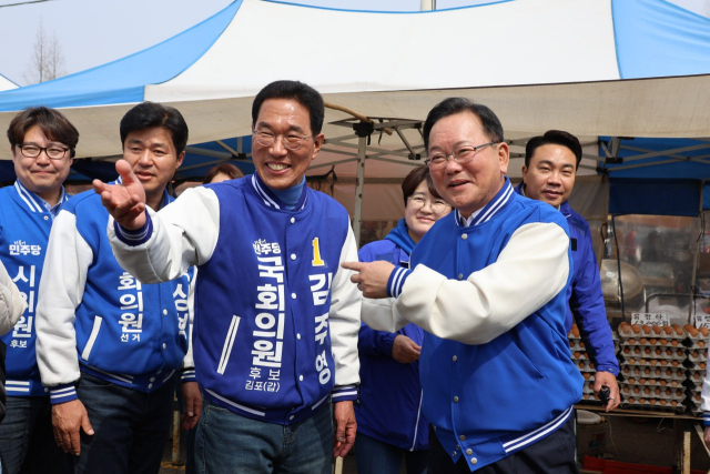 김부겸 더불어민주당 상임 공동선거대책위원장이 27일 김포시 북변동에서 열린 5일장을 찾아 김주영 김포갑 후보 지지를 호소하고 있다. 김주영 의원실 제공
