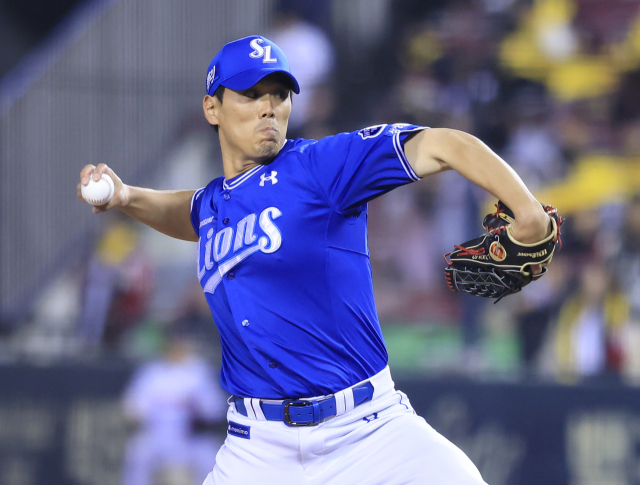 삼성 라이온즈의 불펜 김재윤이 27일 서울 잠실구장에서 열린 2024시즌 KBO LG 트윈스전에 등판해 역투하고 있다. 삼성 제공