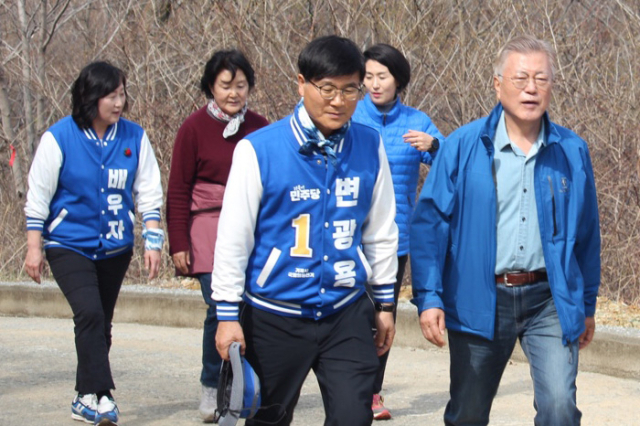 문재인 전 대통령과 변광용 더불어민주당 경남 거제 후보가 27일 오전 경남 거제시 계룡산을 등반하고 있다. 변광용 캠프