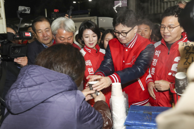 국민의힘 한동훈 비상대책위원장이 28일 새벽 가락동 농수산물시장에서 4·10총선 선거운동을 하고 있다. 배현진 의원실