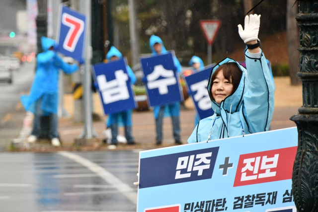 진보당 남수정 후보가 28일 거리인사를 하고 있다. 남 후보 선거사무소 제공