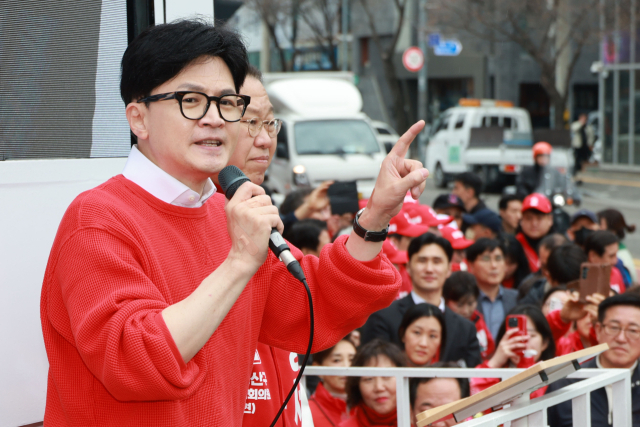 국민의힘 한동훈 비상대책위원장 겸 총괄 선거대책위원장이 28일 서울 용산구 용문시장 사거리에서 권영세 후보 지지 발언을 하고 있다. 연합뉴스