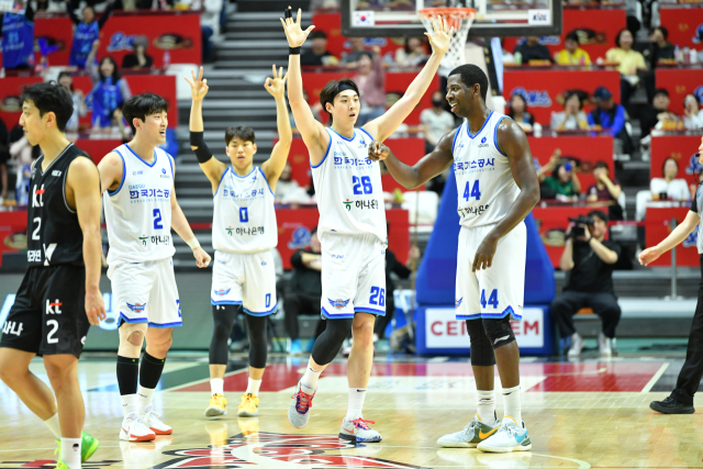 대구 한국가스공사 페가수스 선수들이 KBL 경기 도중 득점 성공 후 함께 환호하는 모습. KBL 제공