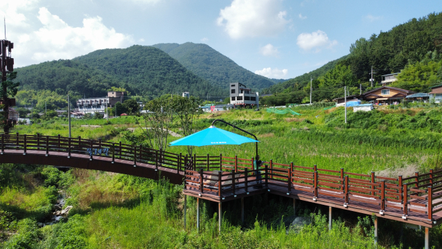 나주 혁신도시 빛가람 호수공원 안에 우뚝 솟은 베매산과 전망대 전경.