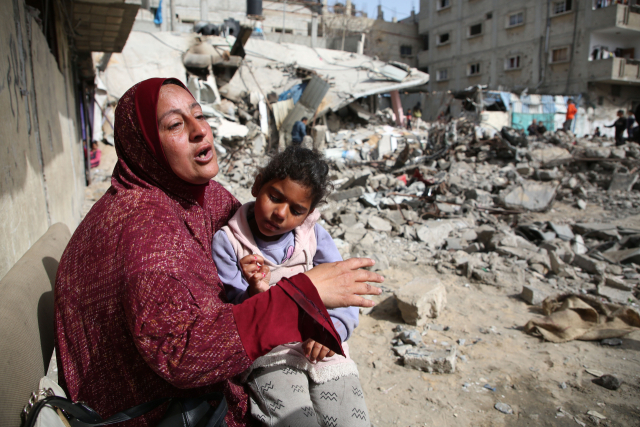 유엔 안보리가 이스라엘과 하마스에 즉각적 휴전을 요구하는 결의문을 채택했지만 교전은 계속되고 있다. 27일(현지시간) 이스라엘군이 남부 가자지구 라파 공습으로 한 여성이 자식과 함께 무너진 건물 근처에서 울부짖고 있다. 연합뉴스