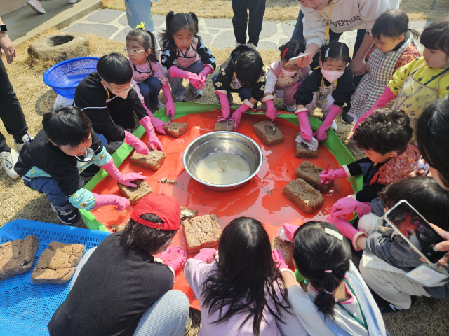 경북 예천서 'MZ 엄마아빠와 된장만들기 체험' 인기↑