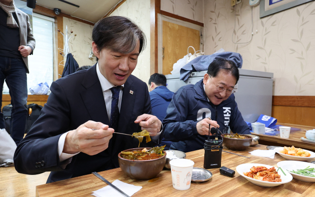 조국혁신당 조국 대표가 28일 대구 중구 한 식당에서 일행들과 함께 국밥을 먹고 있다. 연합뉴스