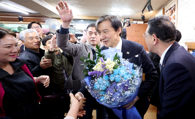 조국혁신당 조국 대표가 28일 대구 중구 한 식당에서 지지자에게 꽃다발을 받고 있다. 연합뉴스