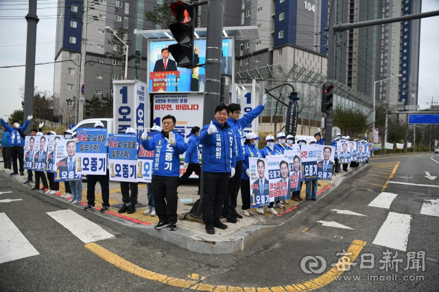 오중기 포항시 북구 더불어민주당 국회의원 후보가 28일 우현네거리에서 출근길 시민들에게 인사를 하고 있다. 오중기 선거캠프 제공