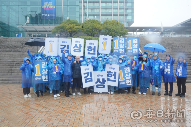 김상헌 포항시 남구.울릉군 더불어민주당 국회의원 후보가 포항시청 앞 고 노무현 대통령 기념식수 앞에서 총선 승리를 다짐하고 있다. 김상헌 선거캠프 제공