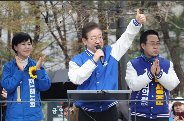 더불어민주당 이재명 상임공동선대위원장이 28일 왕십리역 광장에서 중구성동구 갑과 을에 각각 출마하는 전현희 후보와 박성준 후보 지원 유세를 하고 있다. 연합뉴스