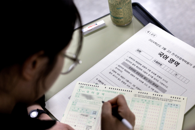 2025학년도 대학수학능력시험(수능) 대비 3월 전국연합학력평가가 시행된 28일 서울 영등포구 영등포여자고등학교에서 수험생들이 시험 준비를 하고 있다. 연합뉴스