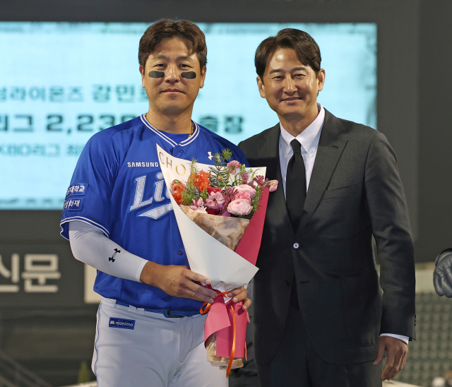 삼성 라이온즈의 강민호가 28일 서울 잠실구장에서 열린 KBO리그 LG 트윈스전에 나서며 프로야구 통산 최다 출장 신기록을 세웠다. 이날 5회가 끝난 뒤 