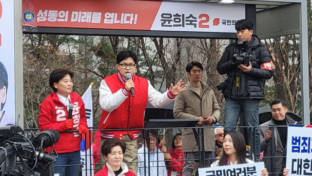 한동훈 국민의힘 비상대책위원장이 28일 서울 왕십리역 광장에서 윤희숙 서울 중구성동구갑 후보 지원 유세를 하고 있다. 강영훈기자 green@imaeil.com