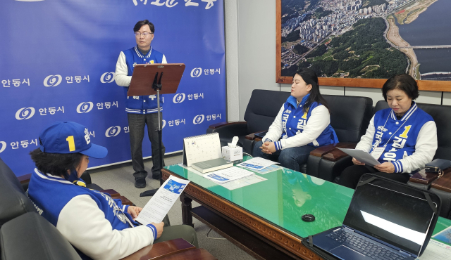 더불어민주당 김상우 후보 기자회견 모습.