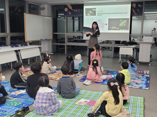 지난해 구수산도서관의 도서관주간 행사 중 하나인 '야광 물감으로 도서관 그리기'. 행복북구문화재단 제공