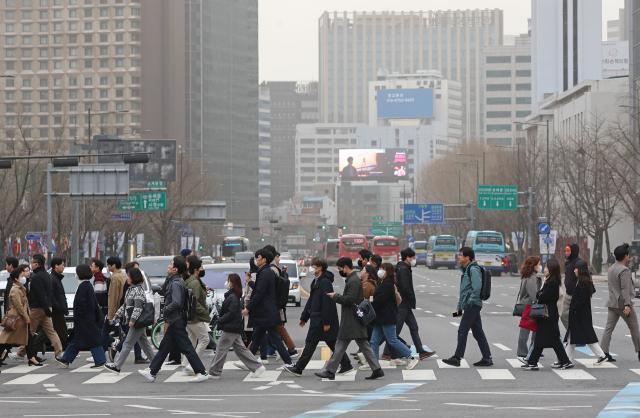 중부지방 미세먼지 농도가 '매우 나쁨' 수준을 보이며 미세먼지 경보가 발령된 29일 오전 서울 광화문광장에서 일부 시민들이 마스크를 쓴 채 걸어가고 있다. 연합뉴스