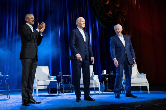 조 바이든 미국 대통령(가운데)과 버락 오바마 전 대통령(왼쪽), 빌 클린턴 전 대통령. 뉴욕 AFP=연합뉴스