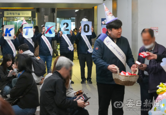 29일 동대구역 승차장에서 KTX 개통 20주년을 맞아 코레일 직원들이 이용객들에게 감사의 인사와 소정의 선물을 전하고 있다. 안성완 기자 asw0727@imaeil.com