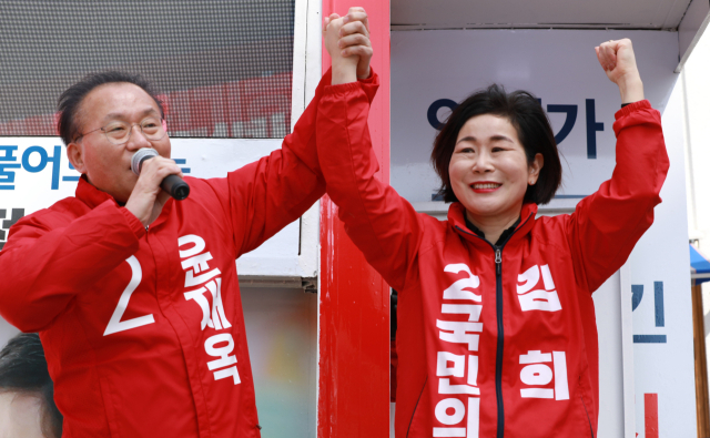 윤재옥 국민의힘 원내대표가 29일 부산 연제구 김희정 후보 지원 유세를 하고 있다. 후보 측 제공