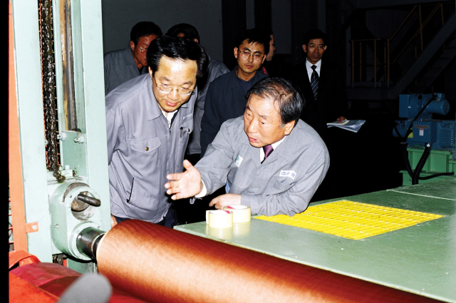 2004년 중국 가흥 타이어코드 공장 둘러보는 조석래 효성 명예회장의 모습. 효성 제공