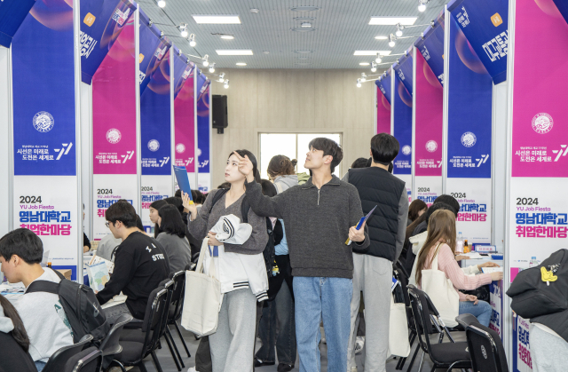 지난달 29일 열린 영남대 취업박람회에서 취업준비생들이 기업 부스를 돌아보고 있다. 영남대 제공