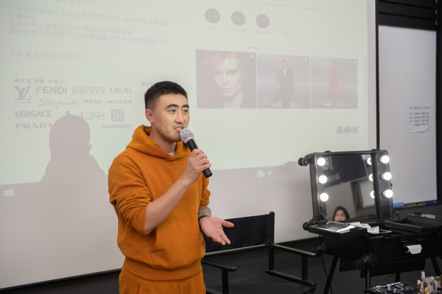 글로벌 메이크업 아티스트 진디안 양이 지난달 26일 대구보건대에서 특강을 하고 있다. 대구보건대 제공
