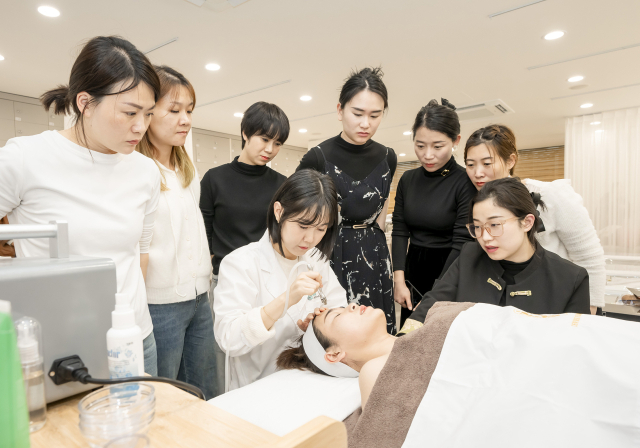 지난 28일 영진전문대에서 중국 연수단이 K-의료뷰티 시연하는 모습을 지켜보고 있다. 영진전문대 제공