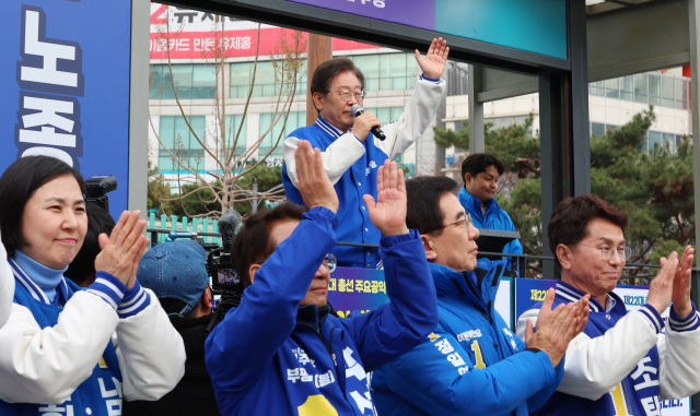 더불어민주당 이재명 대표가 제22대 국회의원선거 공식 선거운동이 시작된 28일 오후 인천 부평역 북광장에서 열린 인천시당 총선 출정식에서 발언하고 있다. 연합뉴스