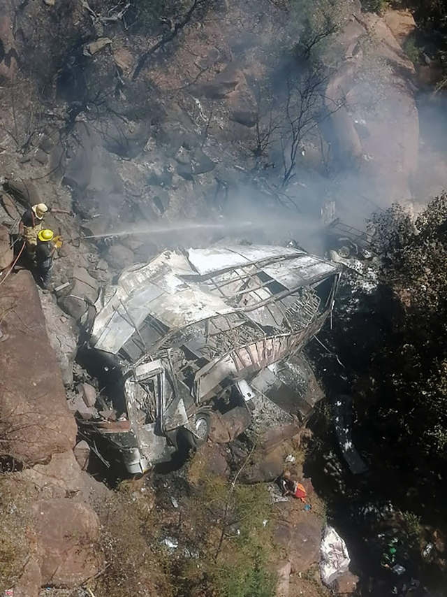 28일(현지시간) 남아프리카공화국 림포포 지역 마마트라칼라산을 지나던 버스가 다리가 있던 계곡 50m 아래로 추락해 처참하게 부서진 모습. 이 사고로 탑승객 46명 중 45명이 숨졌다. 연합뉴스