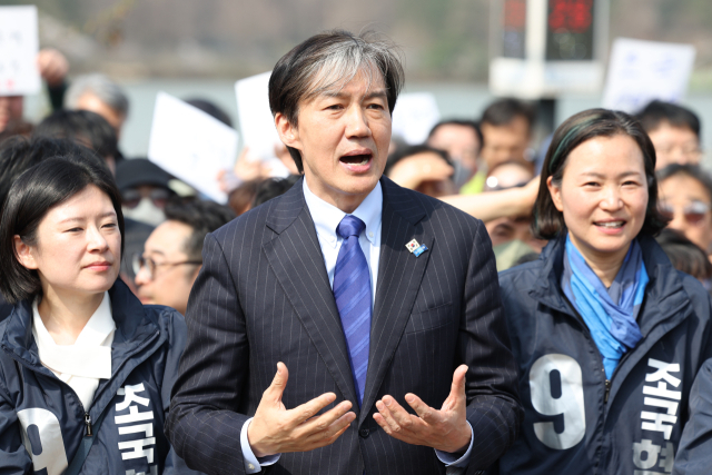 조국 조국혁신당 대표가 30일 오후 광주 서구 풍암호수공원에서 기자회견을 하고 있다. 연합뉴스