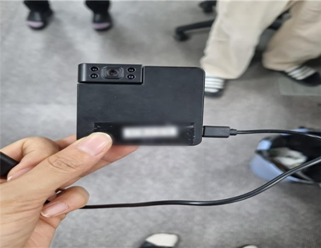 경남 양산시 4·10 총선 사전투표소인 덕계동 행정복지센터에서 발견된 불법 카메라. 연합뉴스
