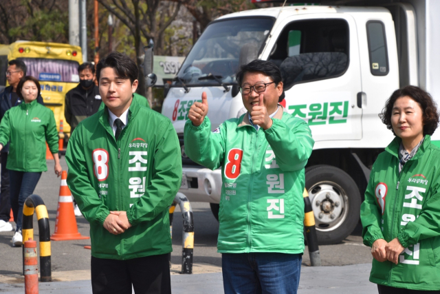 조원진 4·10 총선 후보(대구 달서구병·우리공화당)가 30일 대구 달서구 두류동 두류공원에서 유권자들과 인사를 나누고 있다. 조원진 후보 제공
