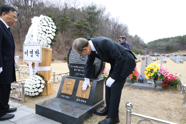 이명박 전 대통령이 25일 오전 국립대전현충원 제2연평해전·연평도 포격전 전사자 묘역을 찾아 참배 후 묘비 주변을 둘러보고 있다. 연합뉴스