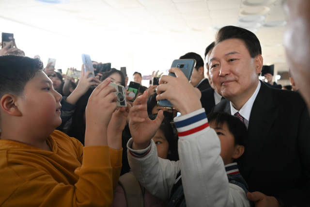 윤석열 대통령이 29일 경기도 화성시 아인초등학교에서 일일 특별 교사로 늘봄학교 