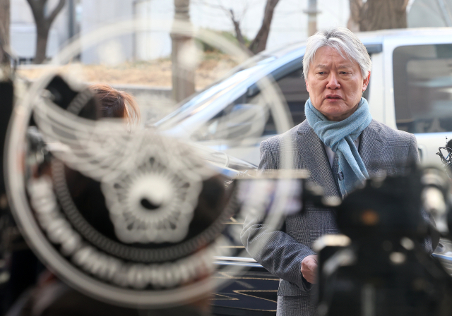 노환규 전 대한의사협회 회장이 9일 오전 전공의 집단 사직 공모 의혹과 관련해 경찰 조사를 받기 위해 서울 마포구 서울경찰청 공공범죄수사대로 출석하기 전 입장을 표명하고 있다. 연합뉴스