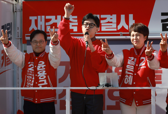 국민의힘 한동훈 비상대책위원장 겸 총괄 선거대책위원장이 31일 오전 경기 성남시 오리역광장에서 분당을 김은혜 후보와 함께 지지호소를 하고 있다. 연합뉴스