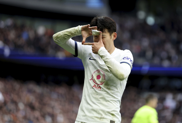 토트넘의 손흥민이 31일 영국 런던의 토트넘 홋스퍼 스타디움에서 열린 2023-2024 EPL 30라운드 루턴 타운과의 경기에 출전해 역전 결승골을 터뜨린 뒤 특유의
