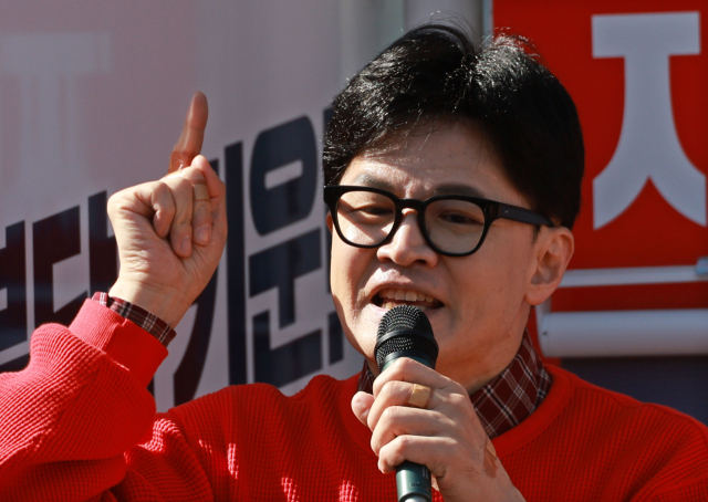 국민의힘 한동훈 비상대책위원장 겸 총괄 선거대책위원장이 31일 오전 경기 성남시 오리역광장에서 분당을 김은혜 후보 지지발언을 하고 있다. 연합뉴스
