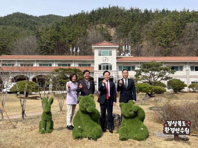 경상북도환경연수원은 지난 27일 환경연수원 내 잔디광장에서 나무심기 행사를 진행했다. 경상북도환경연수원 제공