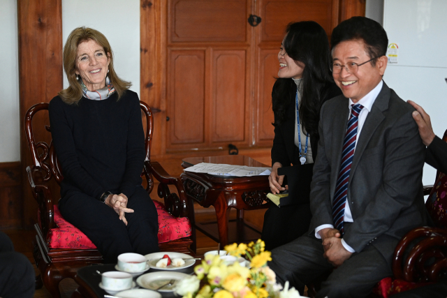 이철우 경북도지사가 지난 28일 하회마을을 방문한 캐럴라인 케네디 미국 JFK재단 명예회장과 환담하고 있다. 경북도 제공.