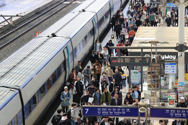 KTX 개통 20주년을 하루 앞둔 31일 오전 서울역에 도착한 KTX 승객들이 승장장에서 이동하고 있다. 2004년 4월 1일 첫 운행을 시작한 KTX 누적 이용객은 개통 20년을 맞는 올해 4월 1일 기준 총 10억 5천만명을 돌파할 것으로 예상된다. 연합뉴스