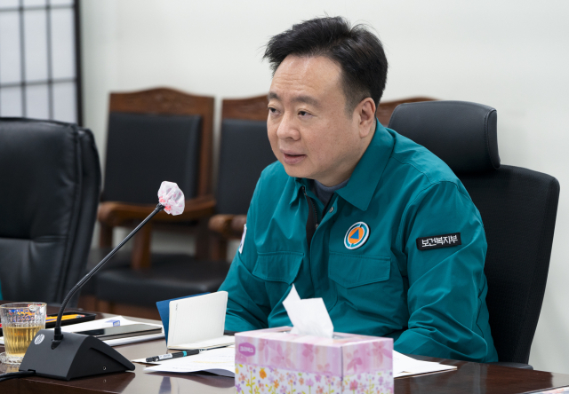 보건복지부가 31일 의사 집단행동 중앙사고수습본부 제25차 회의를 조규홍 본부장 주재로 개최했다고 밝혔다. 사진은 의사 집단행동 중앙사고수습본부 제25차 회의 주재하는 조규홍 본부장. 연합뉴스