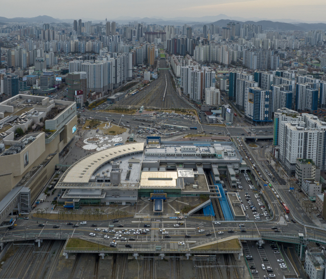 31일 동대구역 모습. 2004년 4월 1일 첫 운행을 시작한 KTX 누적 이용객은 개통 20년을 맞는 올해 4월 1일 기준 총 10억 5천만명을 돌파할 것으로 예상된다. 동대구역 이용자 수만 해도 하루 3만5천여 명에 이른다. 김영진 기자