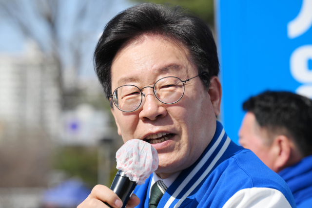 인천계양을에 출마한 더불어민주당 이재명 대표가 31일 계양구 서운동성당 앞에서 선거 유세를 하고 있다. 연합뉴스