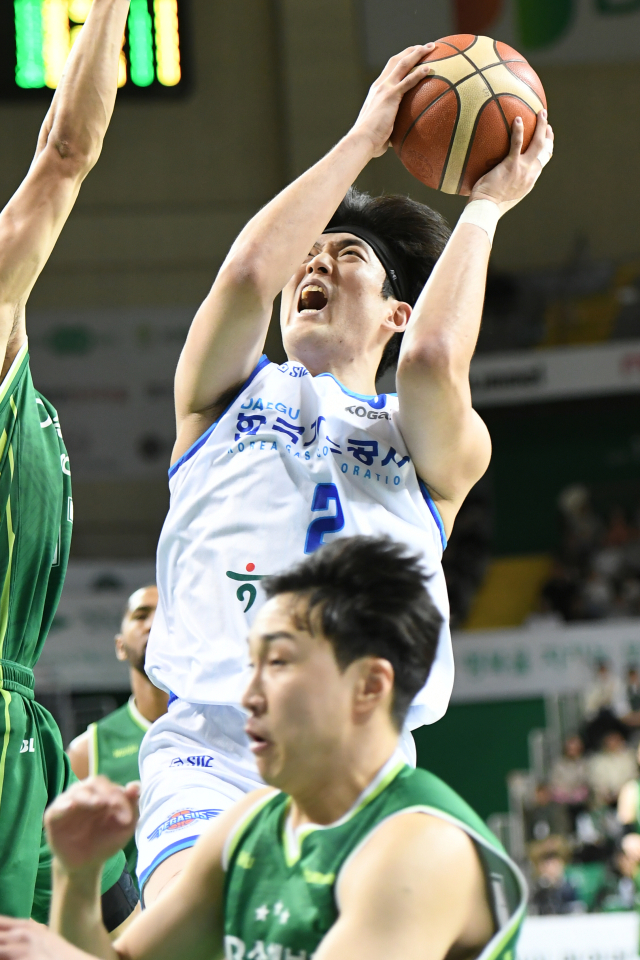 대구 한국가스공사 페가수스의 신승민이 31일 원주종합체육관에서 열린 2023-2024 KBL 최종전에 출전해 원주 DB 프로미 수비진을 앞에 둔 채 슛을 시도하고 있다. KBL 제공